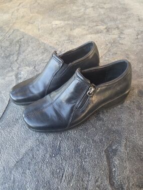 Clarks Black Leather Women's Slip-On Loafers with Side Zip Size 6